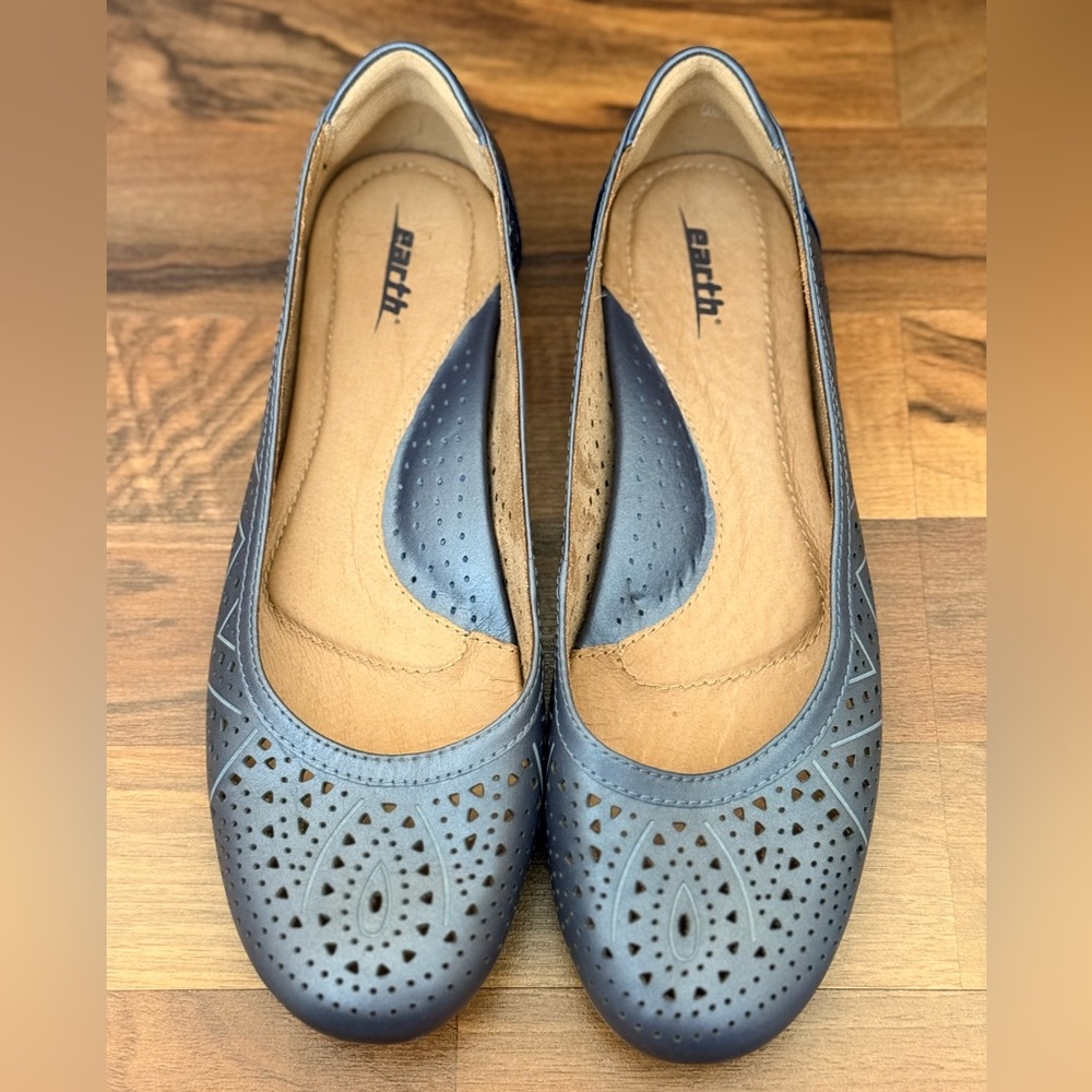 EARTH SHOES Royala Navy Laser Cut Leather Ballet Flats -Women's US 9.5